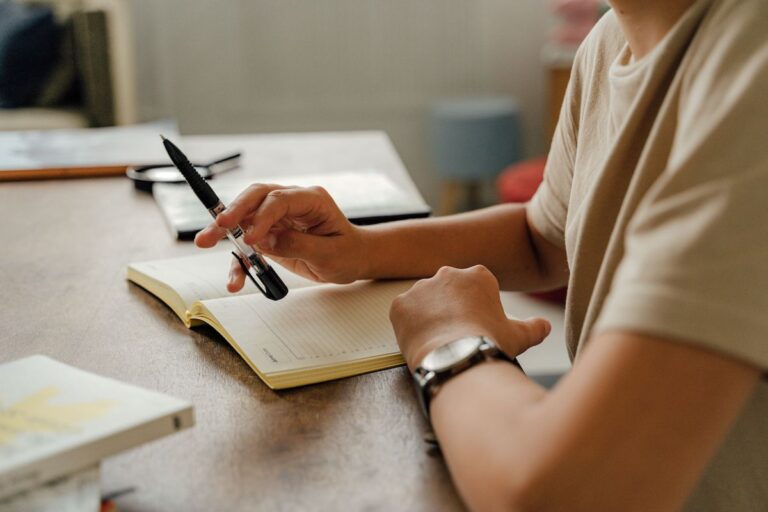 Wat de copywriter van de thrillerschrijver kan leren