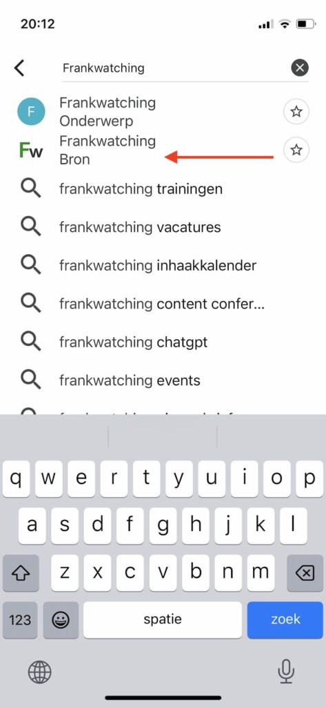 In dit voorbeeld zoek je op Frankwatching en klik je op het zoekresultaat waar 'bron' onder staat om de uitgever te volgen (bron: Google Nieuws)